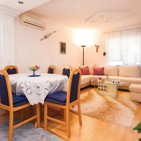 Three-bedroom In شقة