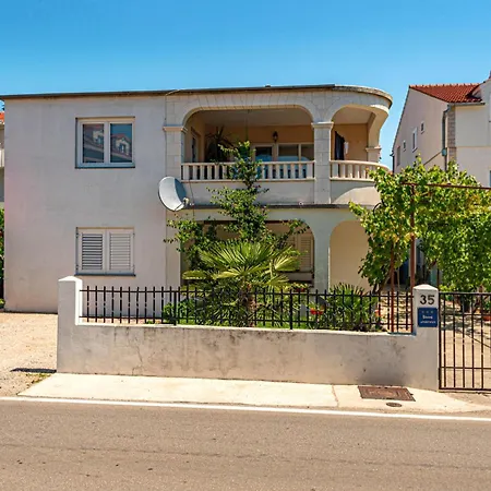 Three-bedroom In شقة *